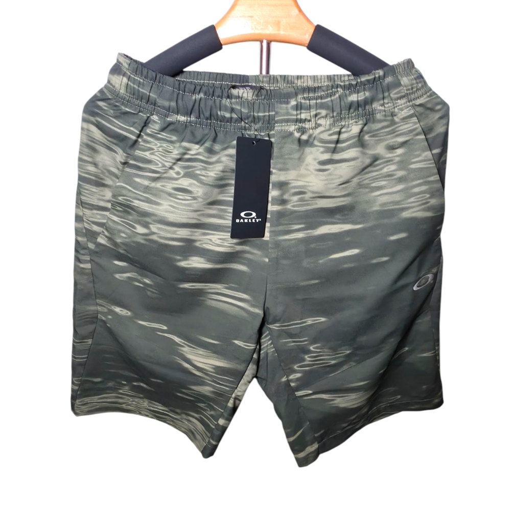 Oakley Performance Fit Shorts Men’s Green Camo Water Print Activewear Swim Trunk